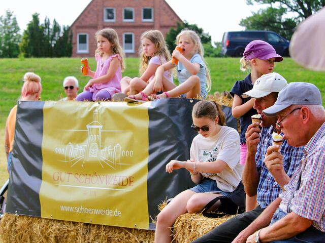 Puhh, bei der Hitze freut sich Jung und Alt über eine kleine Erfrischung | Foto: Nicola Prüter