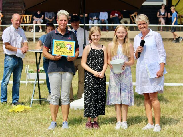 Die 11jährigen Freundinnen Zoë aus Echem (Mitte li.) und Mailin aus Hohnstorf (Mitte re.) waren stolze Glücksfeen für Tombola-Gewinnerin Daniela Schanze aus Stelle (l).  | Foto: Nicola Prüter