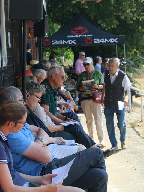 Wer konnte suchte sich zur Beobachtung der Fohlenpräsentation einen der begehrten Schattenplätze  | Foto: Nicola Prüter