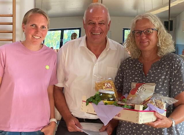 Vize-Vorsitzende Kristiane Heuser (li.) und Rolf Gevers gratulieren Conny Schadt | Foto: MTV Luhdorf/Roydorf