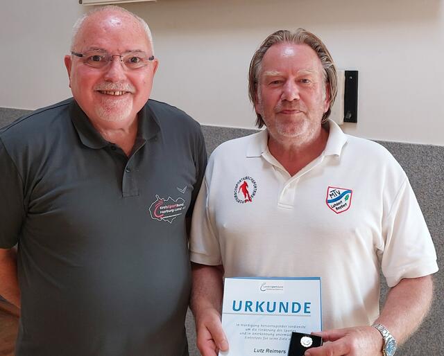 Lothar Hillmann (li.) vom Kreissportbund ehrte Lutz Reimers | Foto: MTV Luhdorf/Roydorf