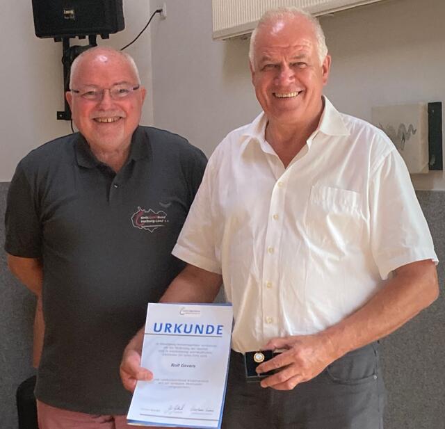 Lothar Hillmann (li.) vom Kreissportbund ehrte Rolf Gevers | Foto: MTV Luhdorf/Roydorf