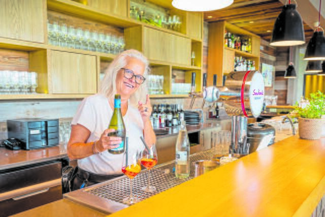 Servicekraft Stephanie Röthlisberger an der Bar des Restaurants Sandbank | Foto: Martin Elsen