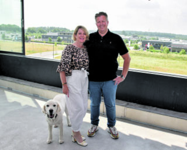 Das Inhaberehepaar Britt und Stefan Spehr mit Hund Bentley | Foto: Axel-Holger Haase