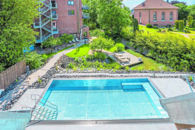 Der neue Außenpool mit Saunagarten | Foto: Martin Elsen