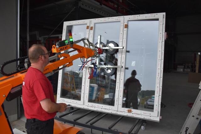 Mit dem Maschinen können Fensterelemente angesaugt, transportiert und an den Bestimmungsort rangiert werden | Foto: Axel-Holger Haase