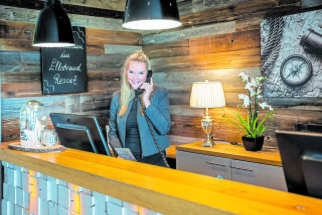 Charmante Ansprechpartnerin für alle Gäste: Yara Beyl, die dieses Frühjahr ihr duales Studium Hotel- und Tourismusmanagement im Elbstrand Resort  abgeschlossen hat | Foto: Martin Elsen