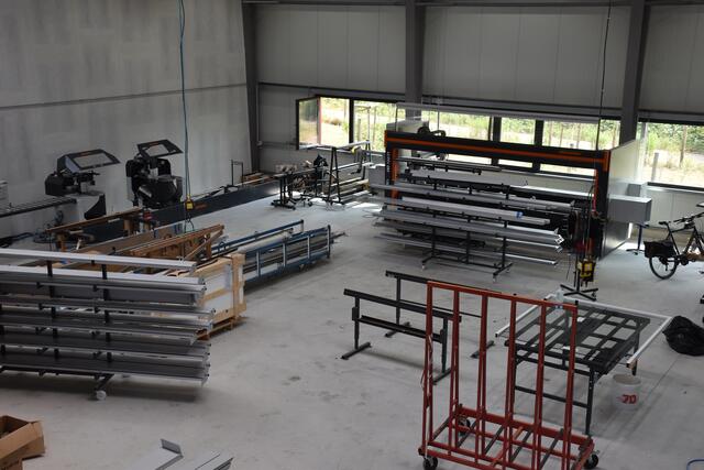 Blick von oben in die Produktionshalle, die mit modernster Bearbeitungstechnik ausgestattet ist | Foto: Axel-Holger Haase