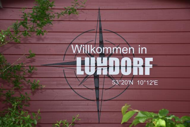 Die Koordinaten von Luhdorf an einem Gartenhaus | Foto: Axel-Holger Haase