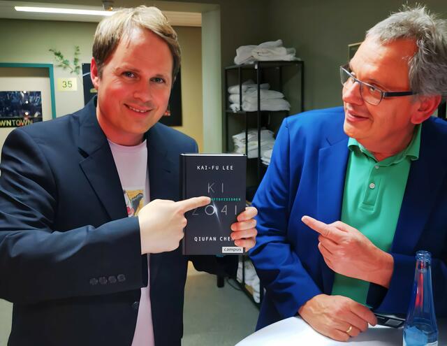 Joachim Bischofs (rechts) vom Campus Verlag stiftete zahlreiche Bücher zu Gunsten der Charity Aktion. Auch der KI Experte Christoph Kunst beteiligte sich mit einer Spende.  | Foto: cku