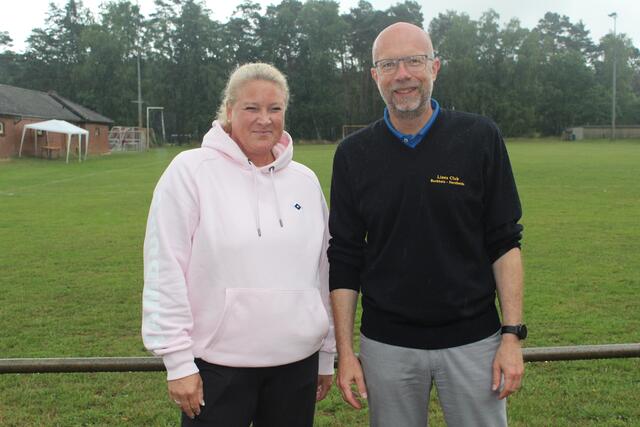 Schulleiterin Christine Gall und Thomas Wilde vom Lions Club Buchholz  | Foto: pm