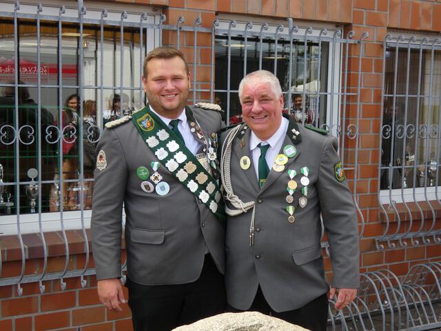Ole Kruse (König 2022, li.) und sein Adjutant Nils Kruse | Foto: Schützenverein Assel