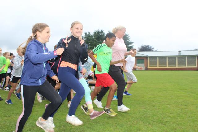 Schulleiterin Christine Gall lief die erste Runde mit den Schülerninnen und Schülern | Foto: pm