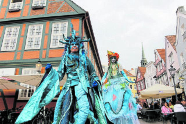 Unter anderem ziehen Walking Acts durch die Altstadt | Foto: jd