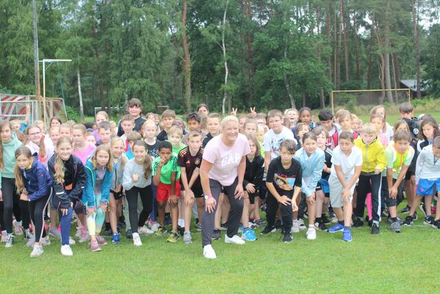 Schulleiterin Christine Gall lief die erste Runde mit den Schülern  | Foto: pm