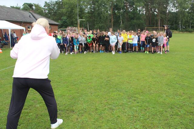 Schulleiterin Christine Gall motiviert die Kinder mit Megaphon  | Foto: pm