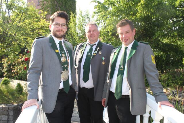 Vize-Königscrew (v.li.): Vizekönig Hendrik-Lühmann mit den Adjutanten Stefan Mattschull und Matthias Böttcher | Foto: pm