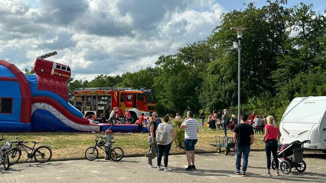 Schüler, Eltern und Lehrer der Grundschule Wiepenkathen feiern ihr Sommerfest bei der Feuerwehr. Im kommenden Schuljahr soll die Kooperation erweitert werden.  | Foto: Feuerwehr/Bastian