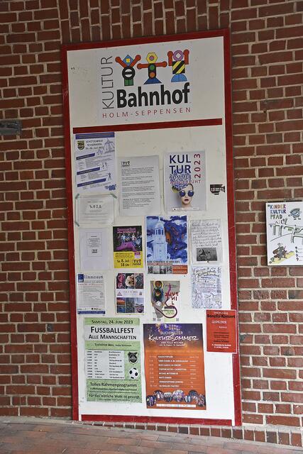 An dem großen Info-Bord können Nachrichten angeschlagen werden | Foto: Axel-Holger Haase