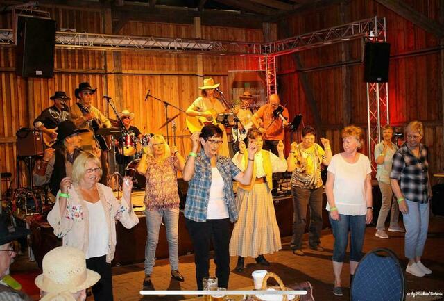 Auf der Bühne BMB - davor die Line Dancer  | Foto: ig 