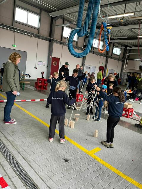 Die Wiepenkathener Kinderfeuerwehr "Flöschis Flämmchen" absolviert Geschicklichkeitsspiele. | Foto: Feuerwehr/Koppe
