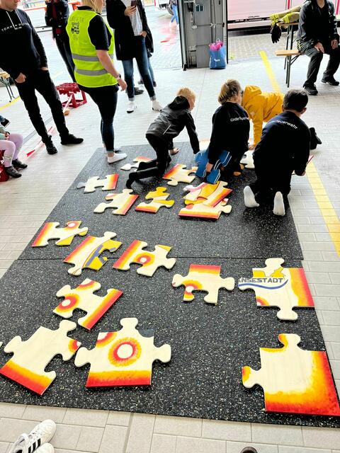 Die Kinderfeuerwehr "Flöschis Flämmchen" legt ein Riesenpuzzle. | Foto: Feuerwehr/Koppe