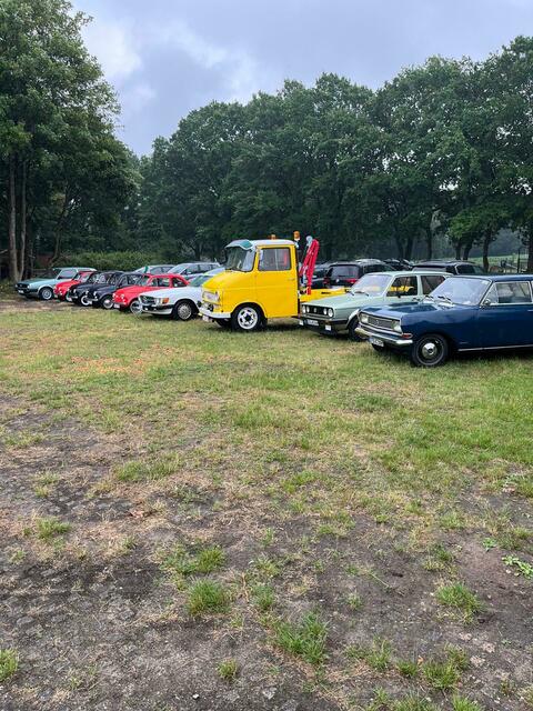 Beim Ortschaftsfest auf dem Schützenplatz sind Oldtimer zu bestaunen. | Foto: Feuerwehr/Bastian