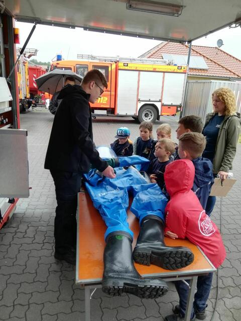 Spannend für die Kinder von "Flöschis Flämmchen": ein Schutzanzug der Umweltspezialisten der Kreisfeuerwehr.  | Foto: Feuerwehr/Koppe