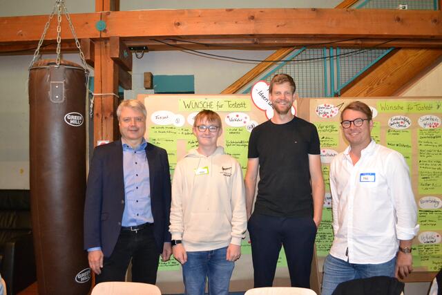 Linus (2. v. li.) hatte vor vier Jahren die Gründung eines Jugendparlamentes angeregt, hier mit Samtgemeinde-
Bürgermeister Dr. Peter Dörsam (v. li.), Benjamin Gaum vom Jugendzentrum und Moderator Maik Peyko | Foto: bim