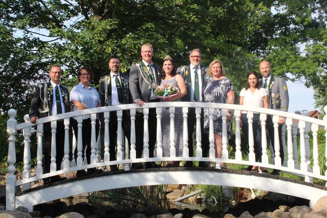 Die aktuelle Königscrew freut sich auf ein rauschendes Jubiläumsfest (v.li.): Hendrik Böttcher, Sabine Gröning, Frank Gerdau, König Mathis Stolle mit seiner Königin Christin Stolle, Heiko und Petra Schacht sowie Sheila und Markus Hillemann | Foto: pm