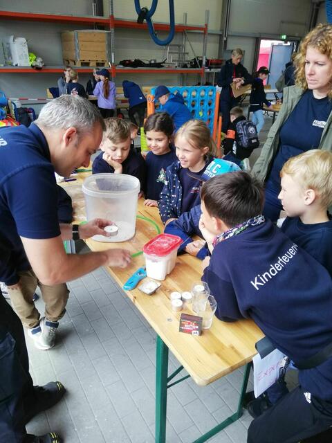 Die Wiepenkathener Kinderfeuerwehr-Mitglieder beim Experimentieren.  | Foto: Feuerwehr/Koppe