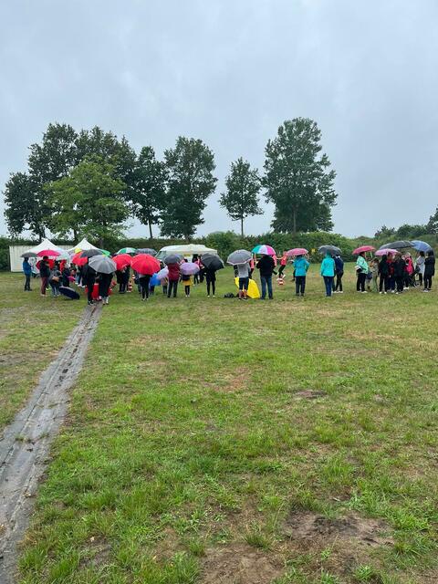 Bunte Schirme gegen den Regen: Die Besucher des Wiepenkathener Ortschaftsfestes trotzen dem schlechten Wetter. | Foto: Feuerwehr/Bastian