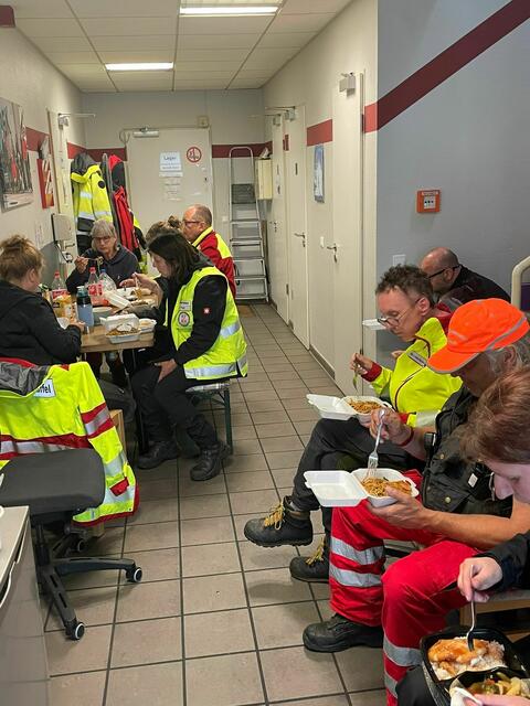 Schnelles Mittagessen, improvisiert: Im Firmenflur ist genug Platz | Foto: BZRH