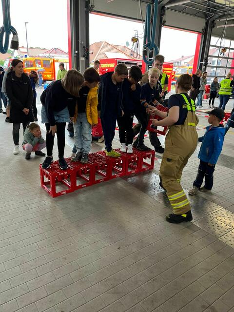 Die Wiepenkathener Kinderfeuerwehr "Flöschis Flämmchen" absolviert Geschicklichkeitsspiele. | Foto: Feuerwehr/Koppe