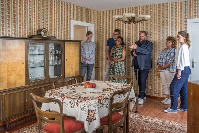 Führung im Flüchtlingssiedlungshaus in der Königsberger Straße  | Foto: Freilichtmuseum am Kiekeberg 