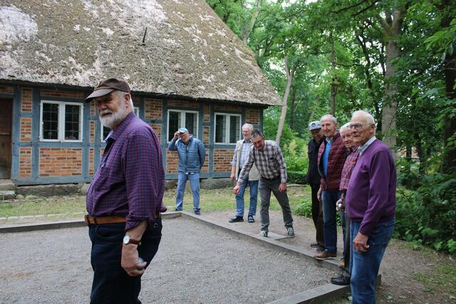 Jan Lösch (li.) stieß nach Corona zum Seniorentreff und zum Boule-Spiel. Früher fuhr er Reisebusse und hat aus dieser Zeit noch viele Geschichten auf Lager | Foto: pöp