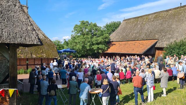 Vereinsmitglieder, Fördernde und Museumsteam zur Eröffnung am Kiekeberg am 23.6.  | Foto: Freilichtmuseum am Kiekeberg 