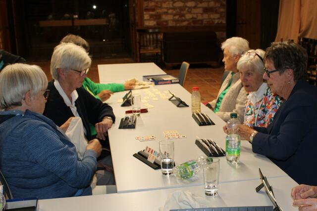Regelmäßg dabei: Nach dem Kaffee packen die Damen die Rummikub-Spielsteine aus | Foto: pöp