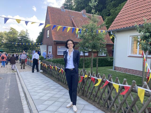 Katharina Cramer-Hadjidimos überzeugt sich von der Förderung des BKM in der Königsberger Straße | Foto: Freilichtmuseum am Kiekeberg 