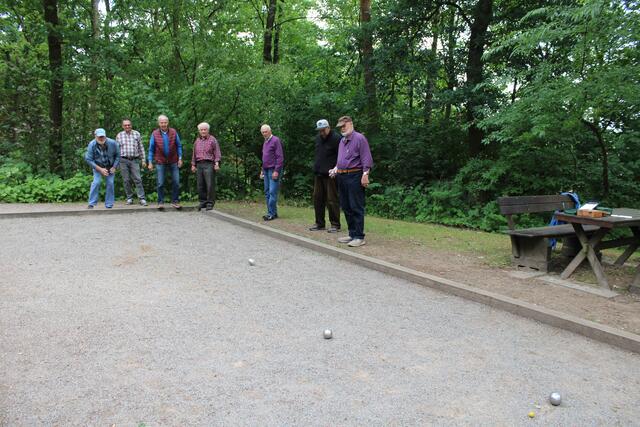 Die Herren des Seniorentreffs halten sich mit dem Präzisionsspiel Boule beweglich, wenn das Wetter mitspielt. | Foto: pöp