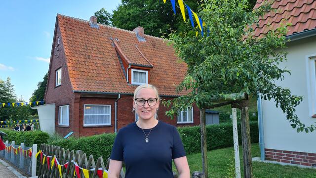 Nadja Weippert vor dem Flüchtlingssiedlungshaus in der Königsberger Straße  | Foto: Freilichtmuseum am Kiekeberg 
