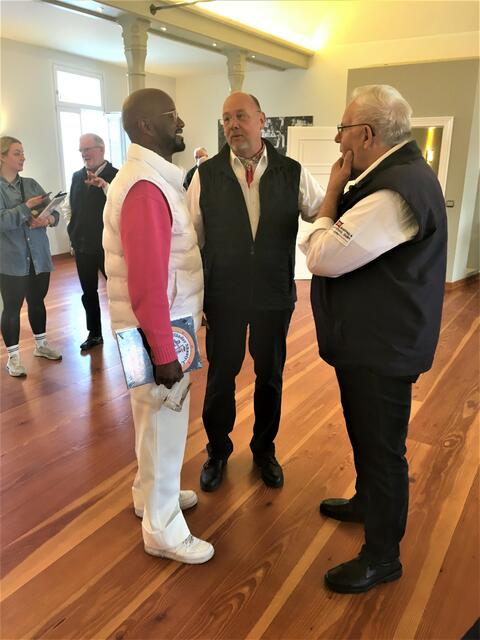 Yared Dibaba im Gespräch mit dem 1. Vorsitzenden des Chors Jens Bersuch und dessen Vorgänger Uwe Richters | Foto: Altländer Shanty-Chor