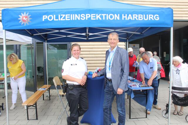 Der Beauftragte für Kriminalprävention, Kriminalhauptkommissar Carsten Bünger und die Polizeihauptkommissarin Melanie Kanebley, Kontaktbeamtin für die Gemeinde Neu Wulmstorf am Stand der Polizeiinspektion Harburg | Foto: pm