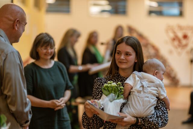 Leonie Fitschen:  stolze Absolventin und Mutter | Foto: Floyd Flämig /BBS