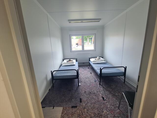 Jeder Container hat drei Schlafzimmer, bis auf der Barrierearme, der hat nur zwei | Foto: leo