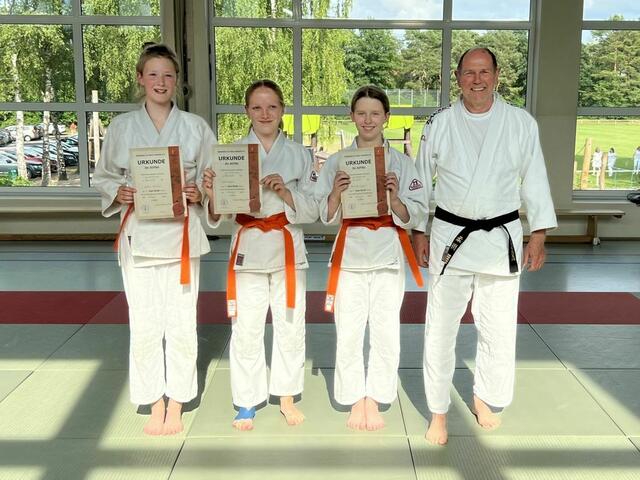 (v.li.) Sophie Jeske, Lotta Becher, Franziska Eggert und Trainer Helmut Henning | Foto: Jan Eggert