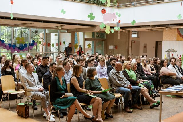 Die Verabschiedung wurde in großem Rahmen mit privaten Begleitpersonen, Ausbilderinnen und Ausbildern, dem Team von „Ausbildung &amp; Arbeit“, dem Schulleiter und den Lehrkräften in den Berufsbildenden Schulen Buxtehude gefeiert | Foto: Floyd Flämig /BBS