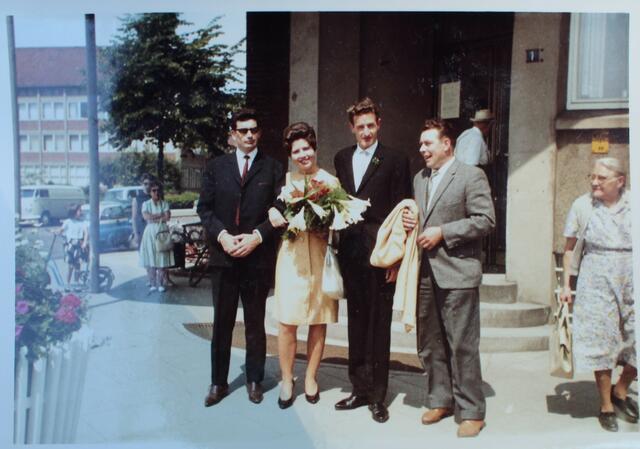 Henni und Lothar Rethfeldt (mitte) nach der Standesamtlichen Trauung in Barmbek (1963) | Foto: sra 