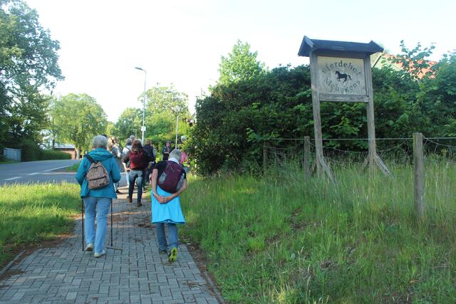 Hinter dem Schild vom Pferdehof Mehrkens geht es wieder rechts ab in Richtung Daudiek