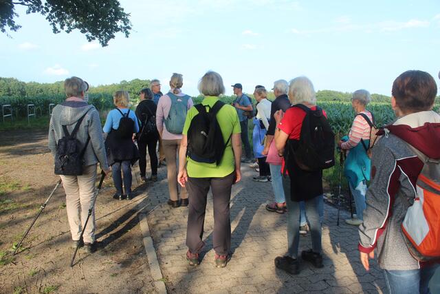 Kurzer Halt: Siegfried Bernert erklärt, dass sich an diesem Ort zahlreiche Gräber befinden